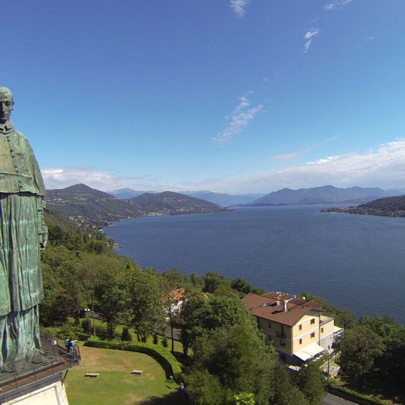 Arona, Statua di San Carlo Borromeo