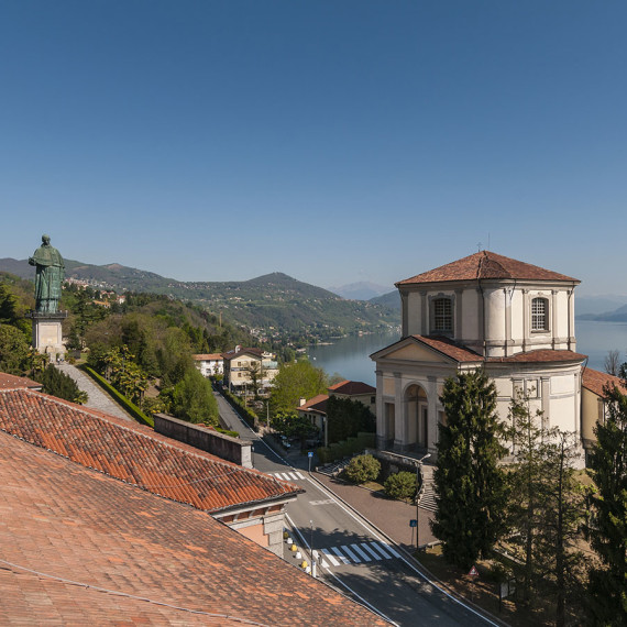 Arona, statua e chiesa San Carlo