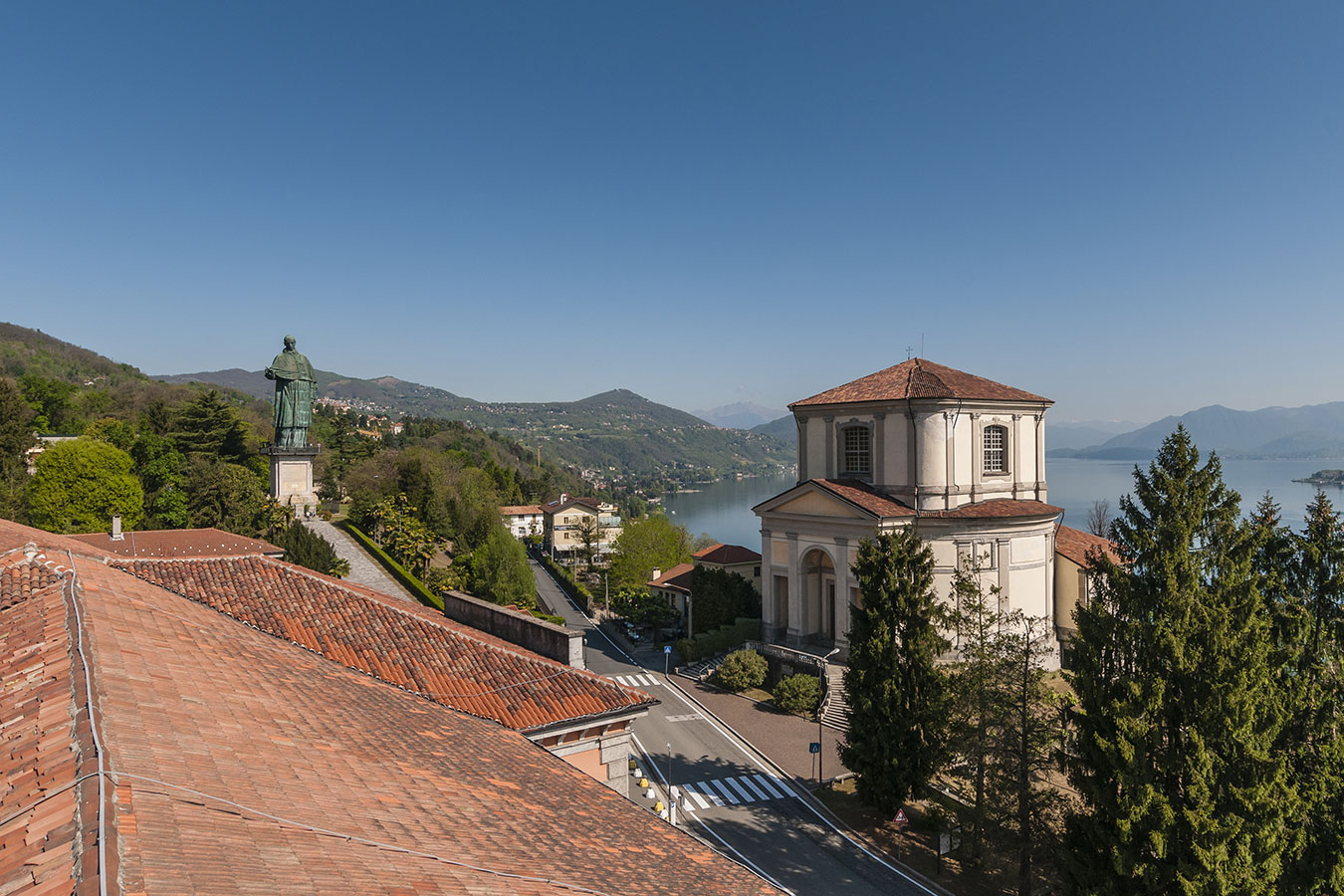 Arona, statua e chiesa San Carlo