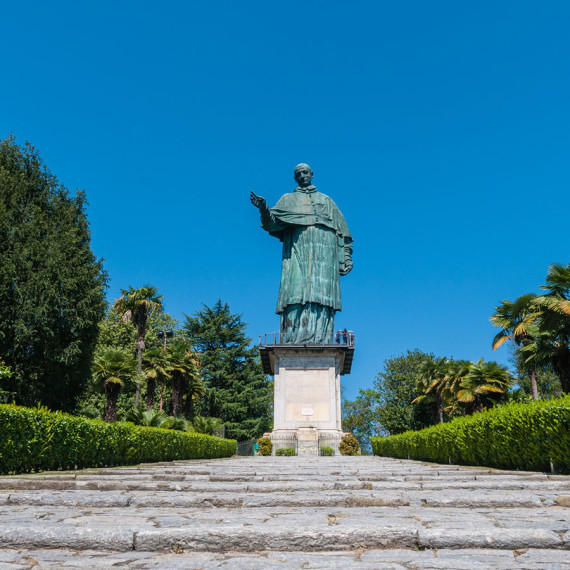 Arona, ingresso al Sancarlone sul Lago Maggiore