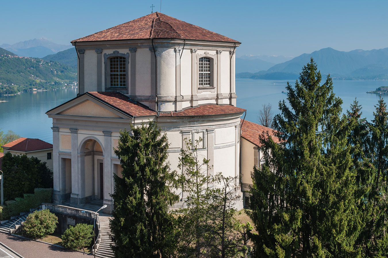 La chiesa di San Carlo Borromeo ad Arona sul Lago Maggiore