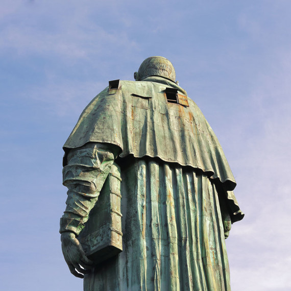 Arona, Statua di San Carlo Borromeo