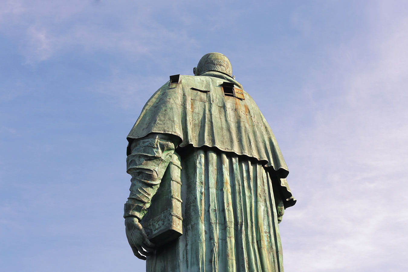 Arona, Statua di San Carlo Borromeo