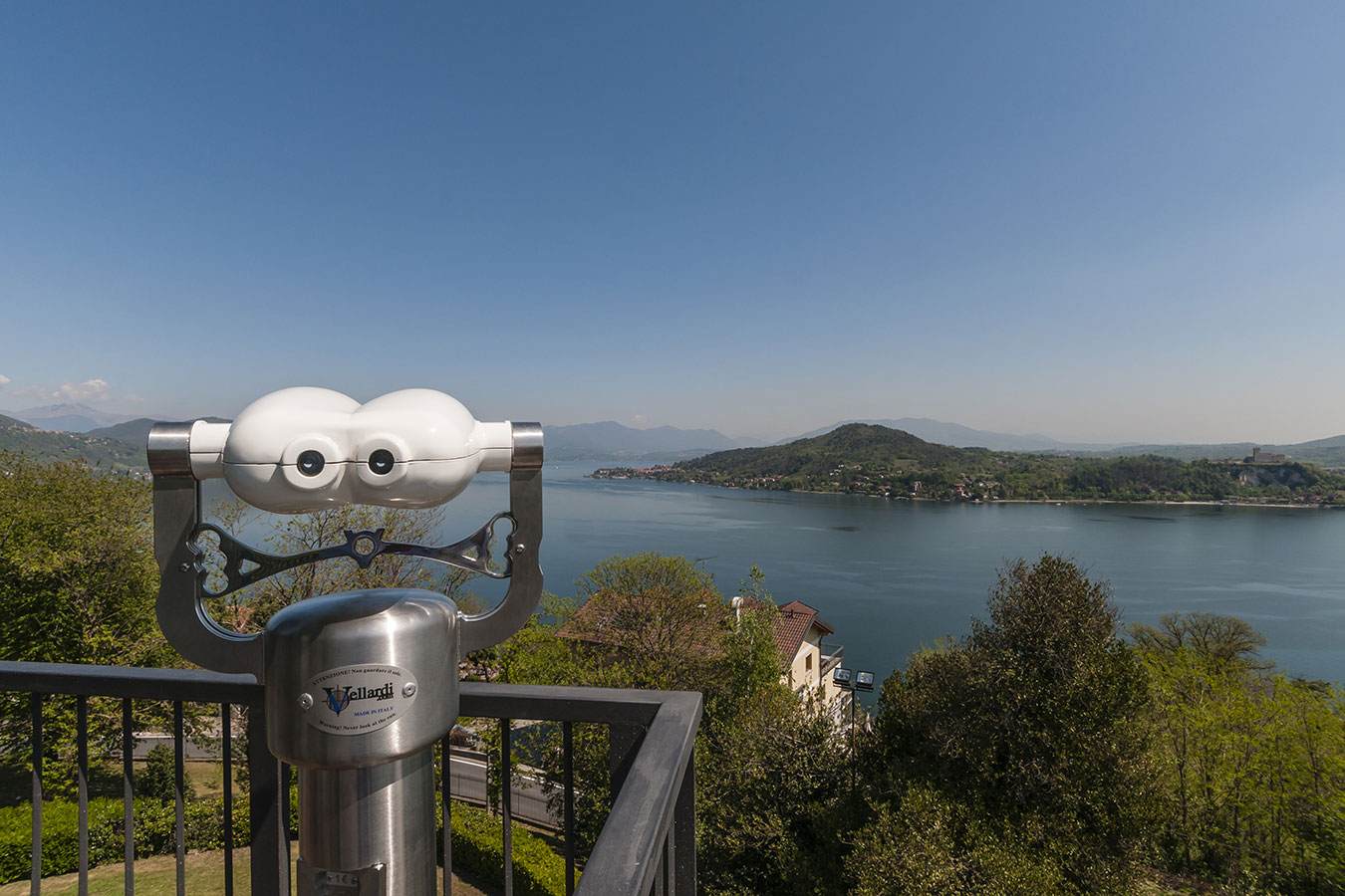 Lago Maggiore e sponda lombarda visti dal terrazzo della Statua di San Carlo