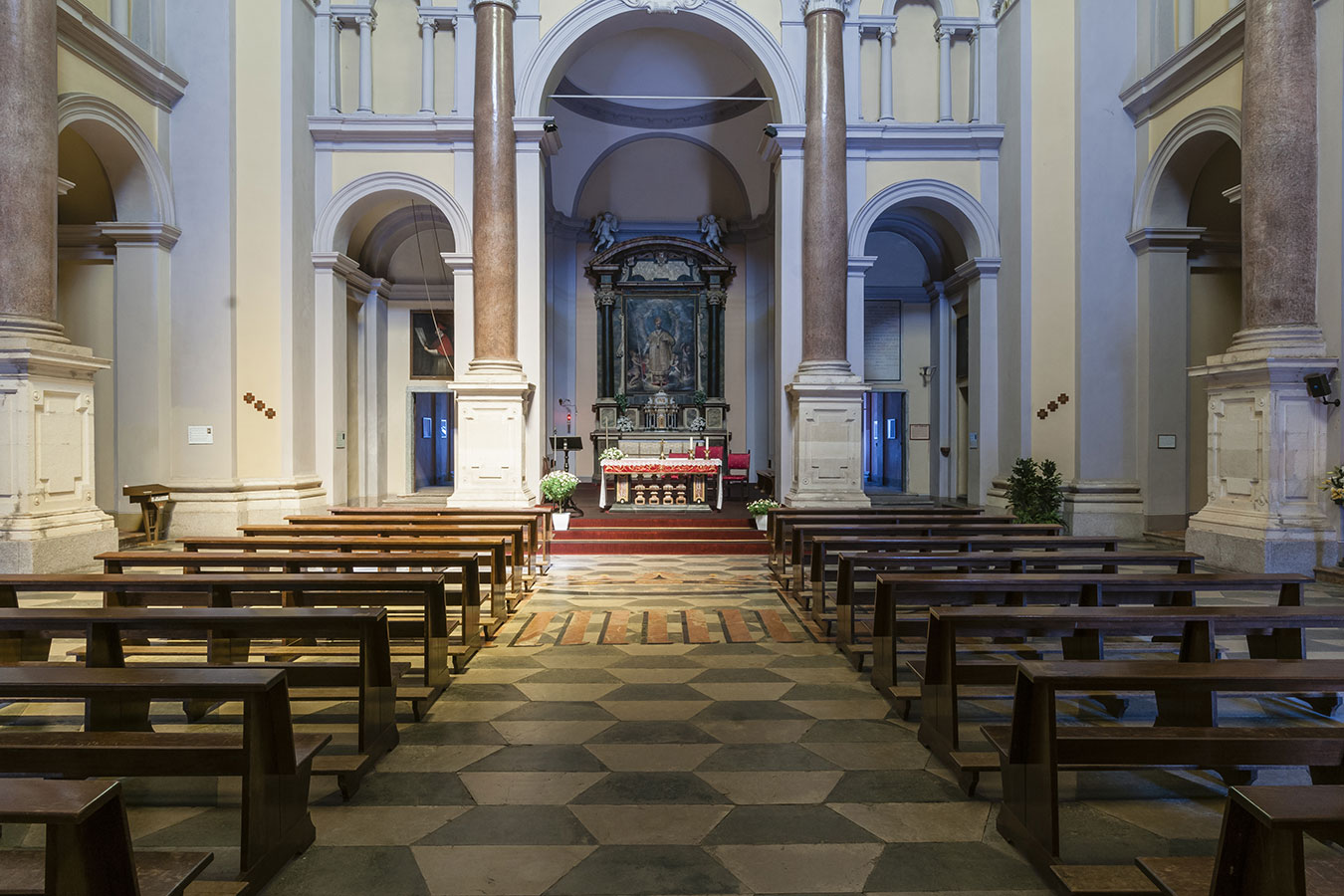 Arona, interno della chiesa di San Carlo