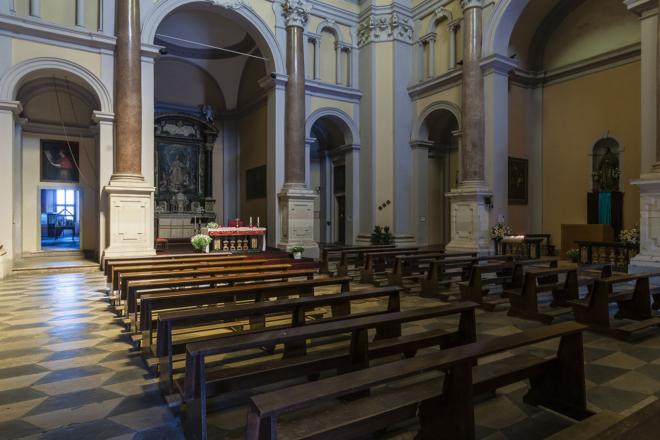 Arona, interno della chiesa San Carlo