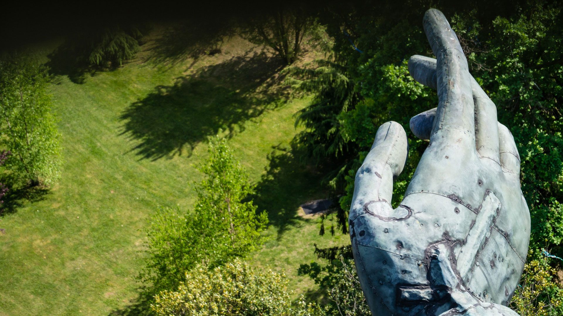 DALL’INTERNO DELLA STATUA Mano